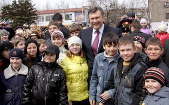 школярі зустрічвають Януковича