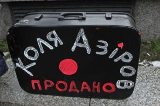 Активісти розмальовують чемодани для політиків