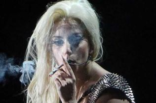 Леді Гага курить марихуанну