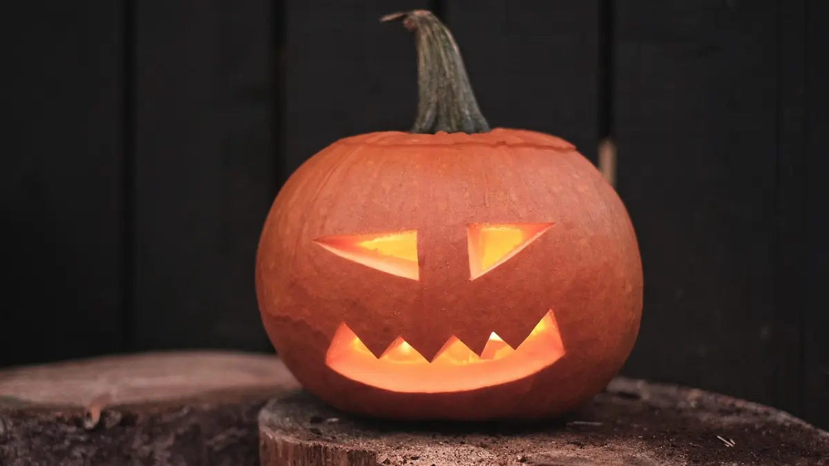 Jack-o'-Lantern вирізаний гарбуз з свічкою символ Хеллоуїну
