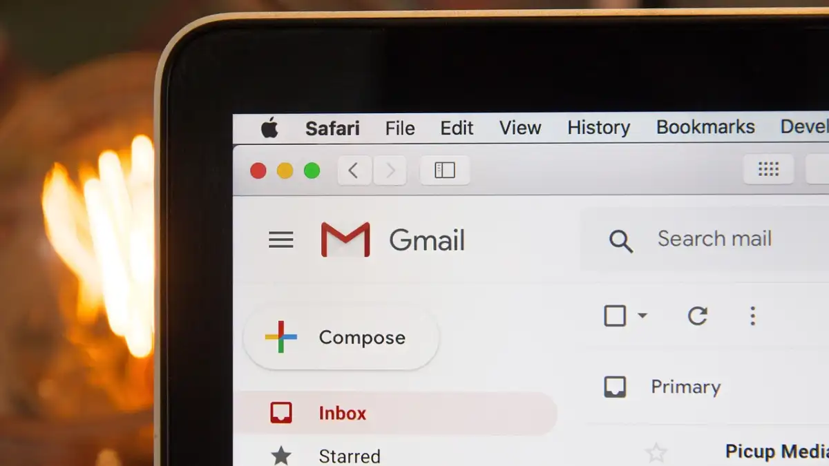 інтерфейс електронної пошти Gmail на ноутбуці 2026