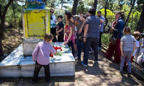 Могили радянських солдатів у Литві розфарбували у кольори прапора України