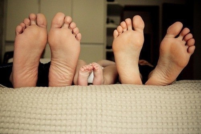 Family feet. Пятки мамы и Дочки. Пятки мамы. Ножки дочери. Стопа мамы.