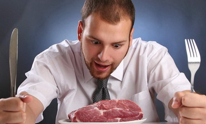 чоловіки їдять м'ясо