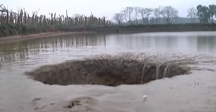 озеро провалилося в яму китай