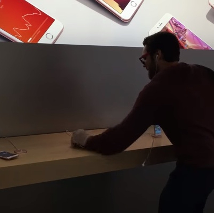 француз громить Apple Store