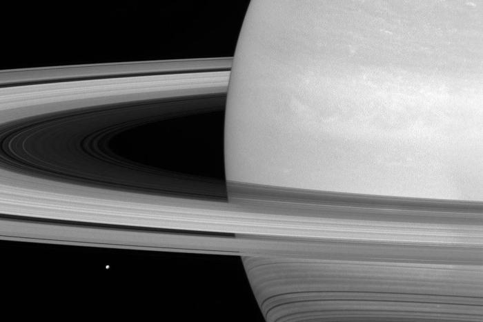 супутник Мімас на фоні сатурна