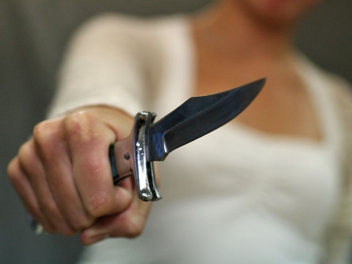 жінка з ножем
