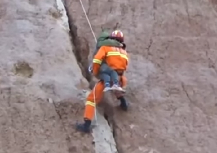 дитина вижила після падіння з 90-метрової скелі