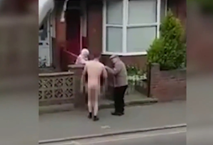 голий чоловік допомагає сусідам