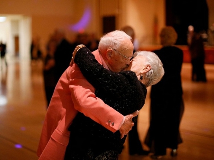 пенсіонери танцюють