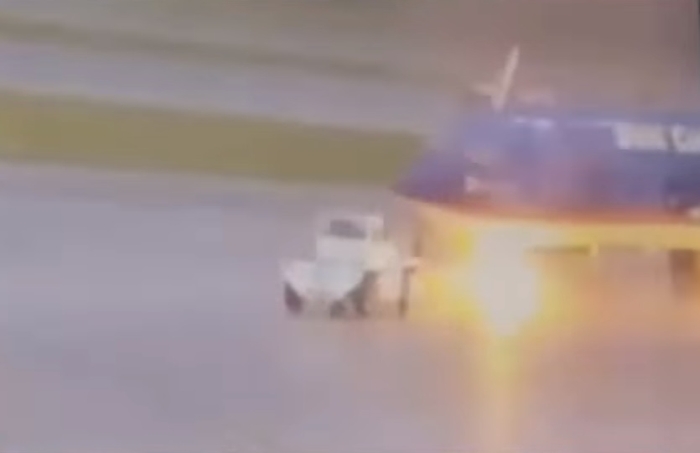 Блискавка вдарила в співробітника аеропорту