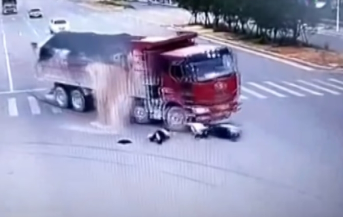 Китайця збили дві вантажівки