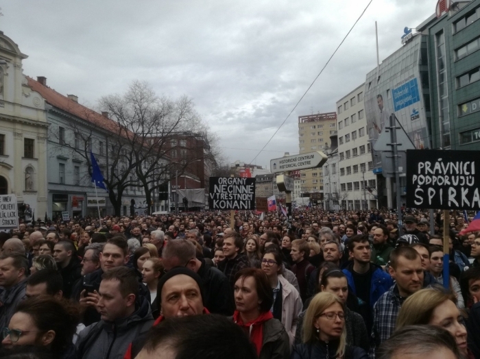 У Словаччині десятки тисяч громадян вимагають відставки голови поліції