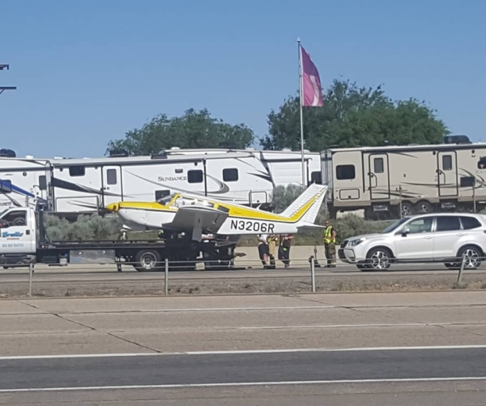 У США літак здійснив аварійну посадку на автостраду