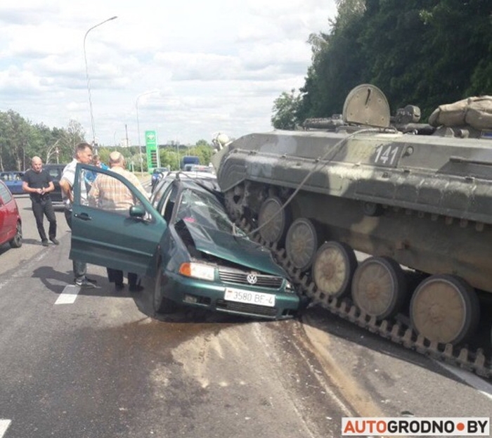 У Білорусі БМП не вписався в поворот та розчавив автомобіль (відео)