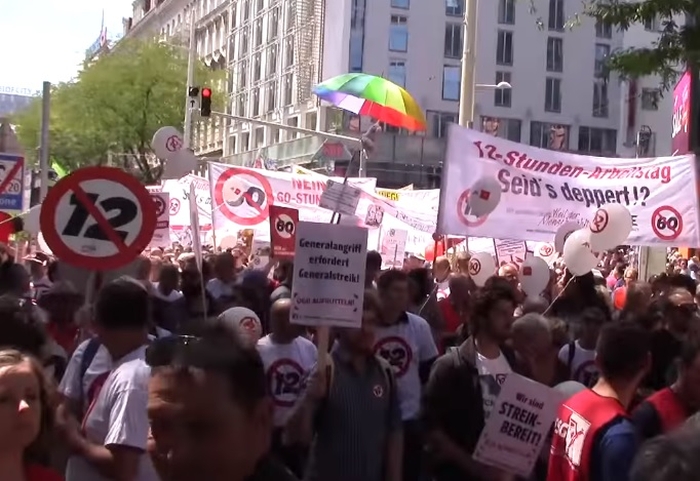 В Австрії десятки тисяч людей протестували проти 12-годинного робочого дня