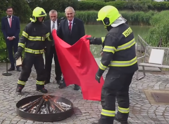 Президент Чехії спалив на вогні величезні червоні труси (відео)