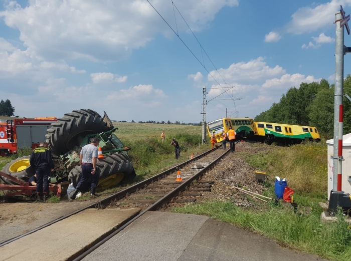 У Чехії потяг зійшов з рейок через трактора, постраждали 14 людей