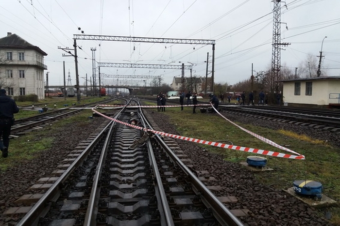 У Харківській області потяг на смерть збив чоловіка, який сидів на рейках