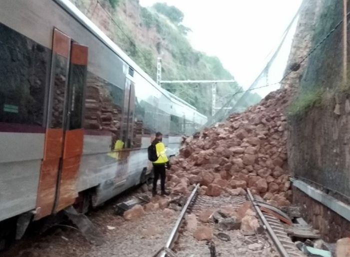 В Іспанії через зсув зійшов з рейок потяг, є жертви