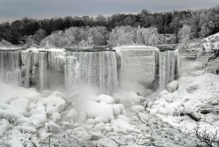 Ніагарський водоспад частково замерз через сильні морози (фото, відео)