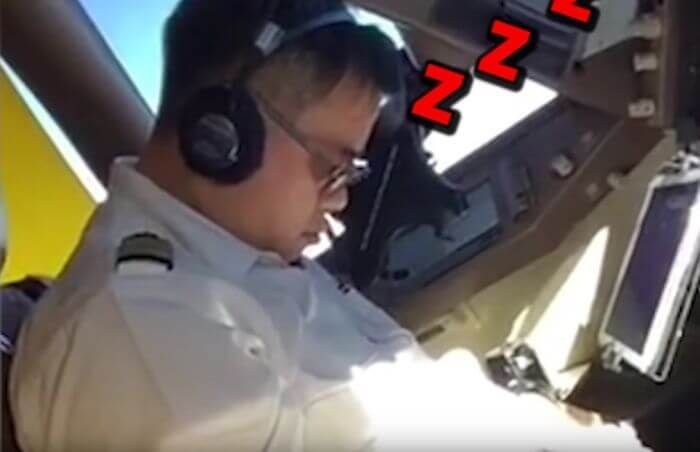 пілот заснув у польоті за штурвалом