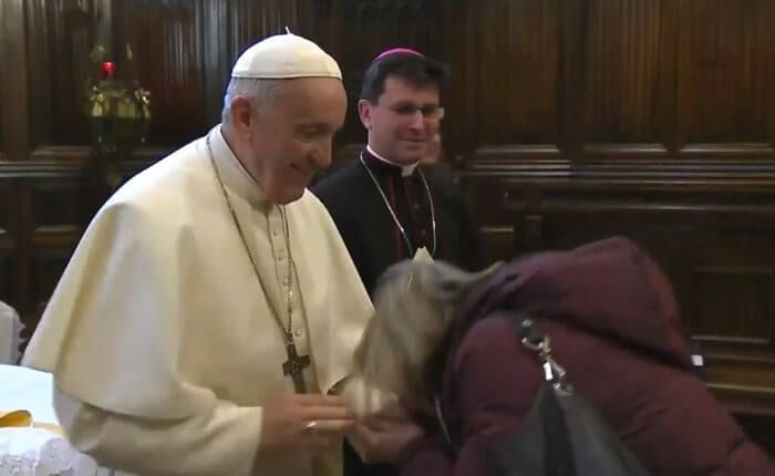 Папа Франциск не дає цілувати перстень