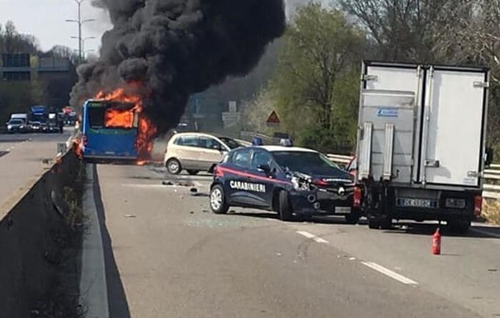 В Італії сенегалець викрав і підпалив автобус зі школярами: відео