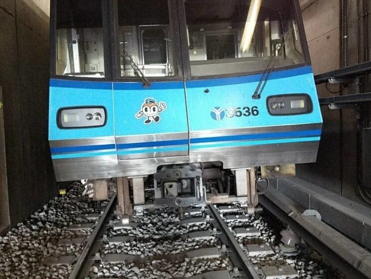 зійшов потяг метро японія
