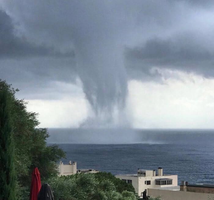 Біля берегів Корсики пронісся величезний водяний смерч: відео