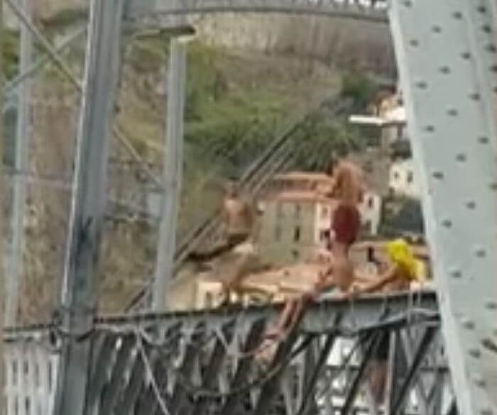 гола дівчина стрибнула з мосту