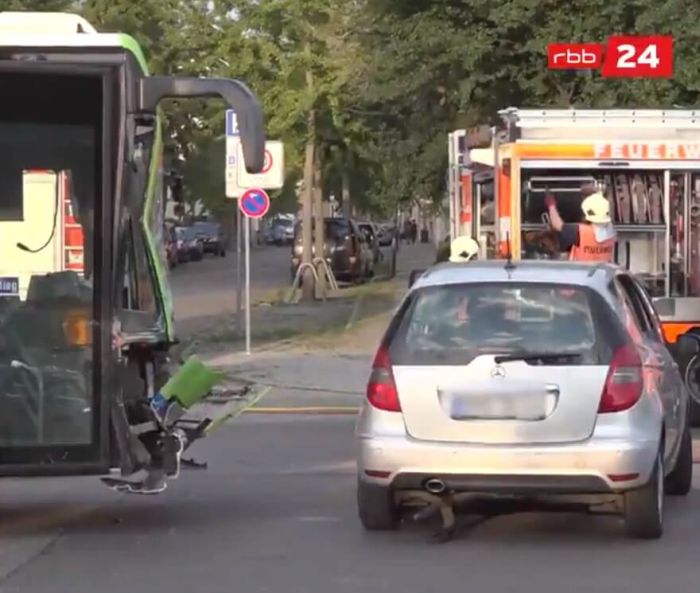 У Німеччині автобус зіткнувся з легковим автомобілем, 30 людей постраждали