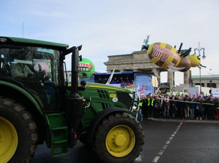 трактор берлін протести