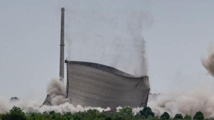 У Німеччині підірвали охолоджувальні вежі АЕС: відео