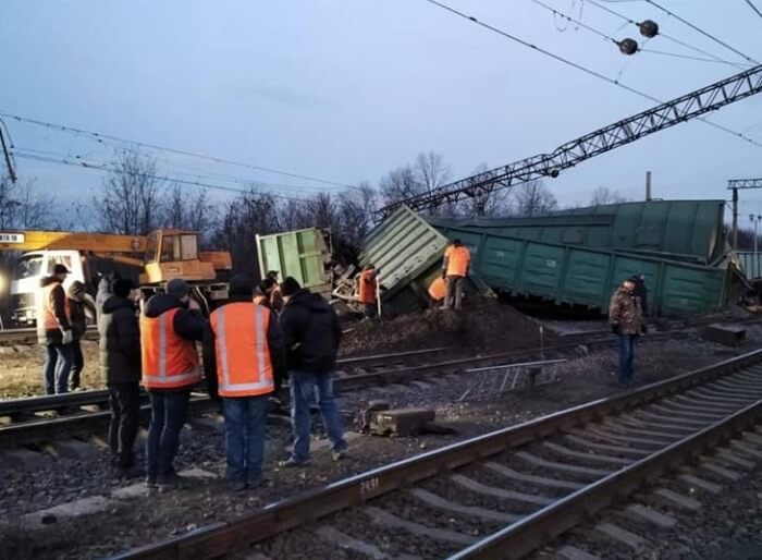 Під Дніпром вісім вагонів вантажного поїзда зійшли з рейок