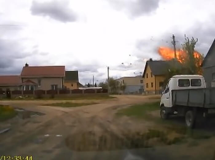 З’явилося відео аварії військового літака біля житлових кварталів у Білорусі