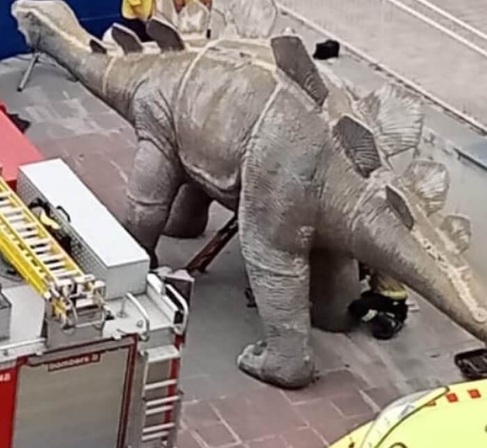 чоловік помер у статуї динозавра