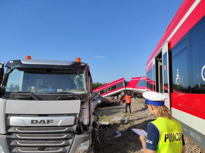 У Польщі потяг врізався у вантажівку