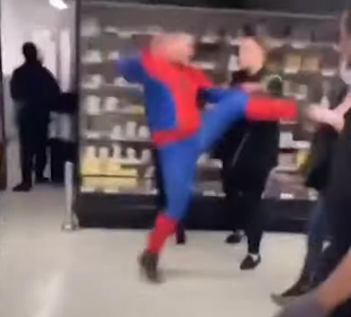 Чоловік в костюмі людини-павука