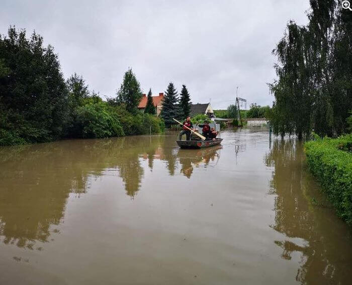 Польщею пронісся смерч і накрила злива: фото, відео