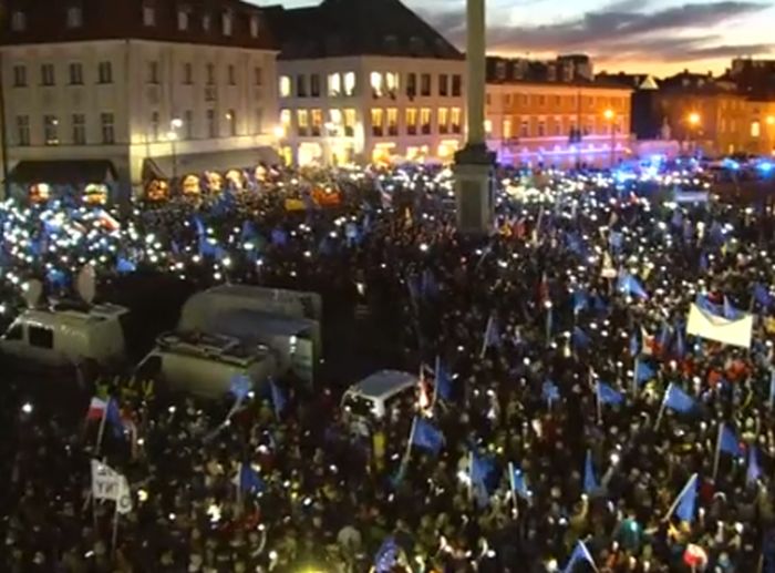 У Польщі тисячі людей вийшли на протести – за збереження країни в ЄС