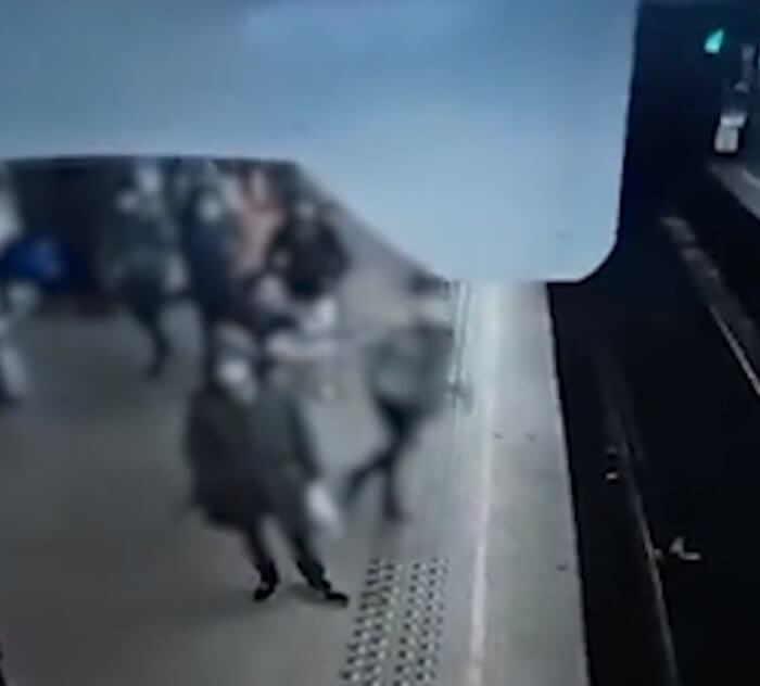 чоловік штовхнув жінку під метро