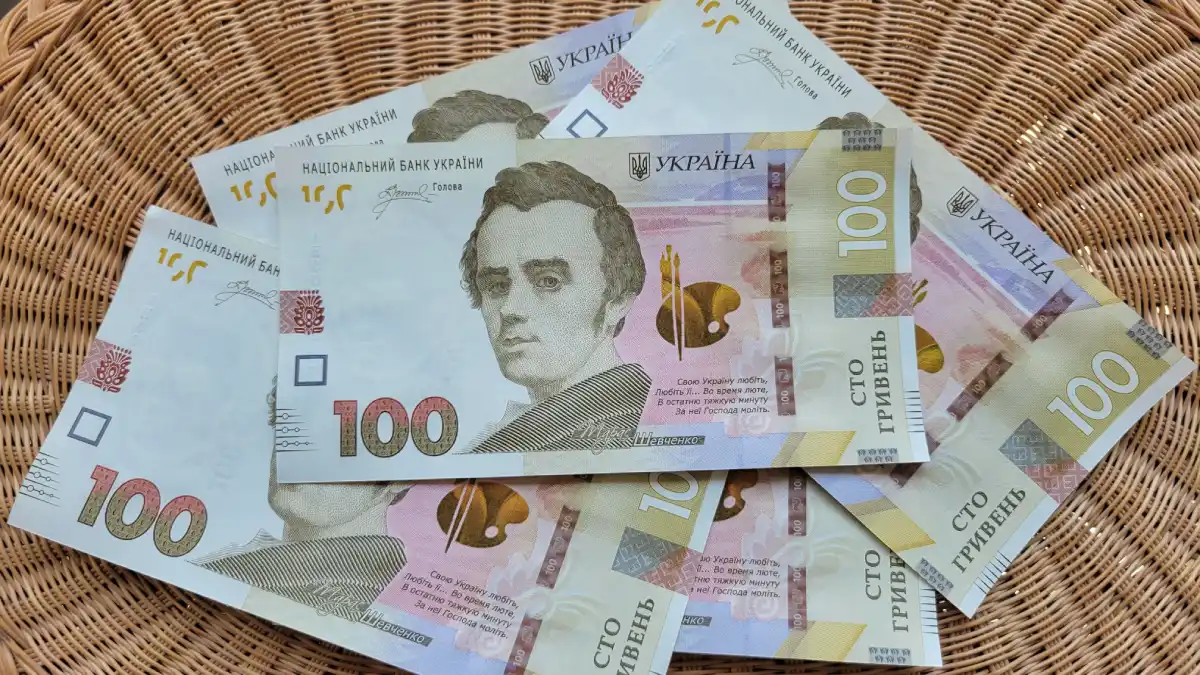 Інвестування 100 гривень щодня ОВДП та ETF