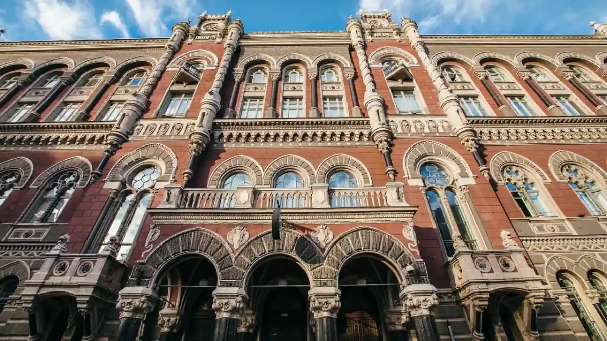 НБУ продаж доларів курс гривні міжбанк резерви